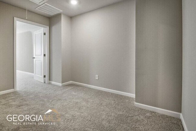 Building Photo - Prime Newnan Location! 2023 build, 3 bedroom townhome within walking distance to Downtown, The LI...