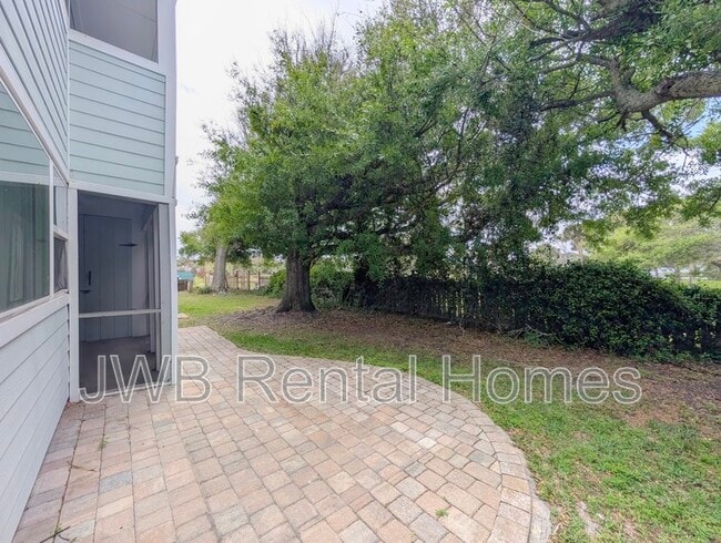 Building Photo - 1000 3rd St