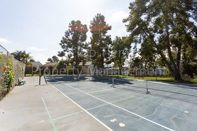Building Photo - Beautiful 2 bed, 2.5 bath, 1373 sqft Townh...