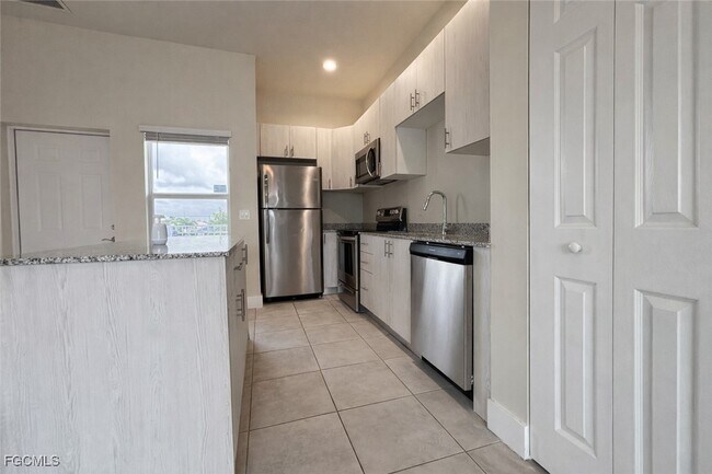 Building Photo - 3303 SW 8th Pl