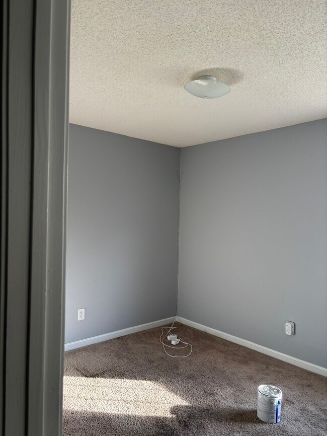 Building Photo - Quiet Neighborhood