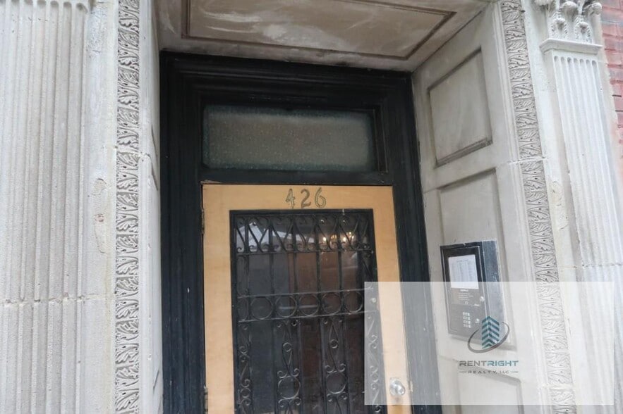 Building Photo - 426 W Briar Pl
