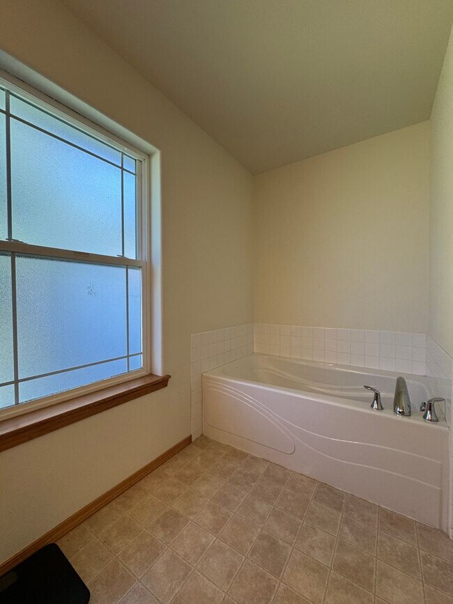 Building Photo - Expansive & Modern 4-Bedroom Home for Rent
