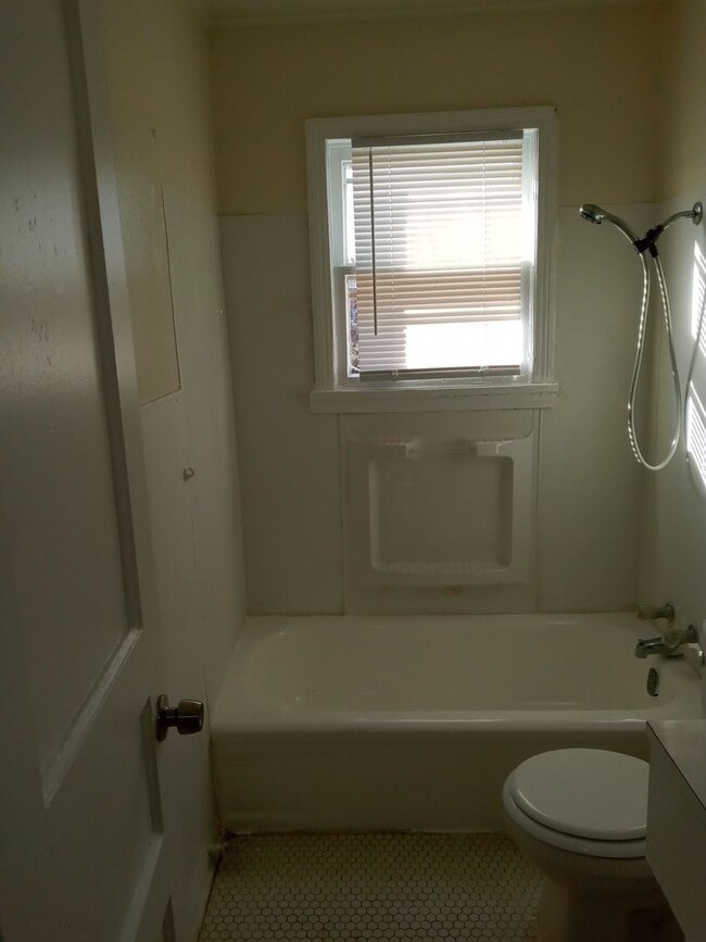 Building Photo - Nice 1 bed, 1 bath Duplex