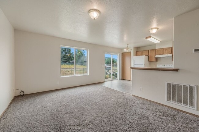 Building Photo - 3 bed 2 bath duplex with sprinkler system
