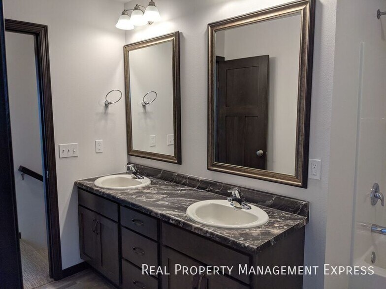 Building Photo - 3 Bed 1.5 Bath on the West Side of Sioux Falls