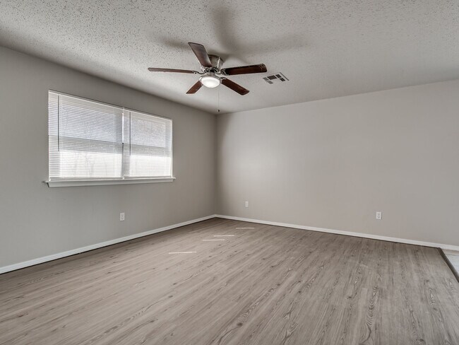 Building Photo - 1525 McGregor Dr