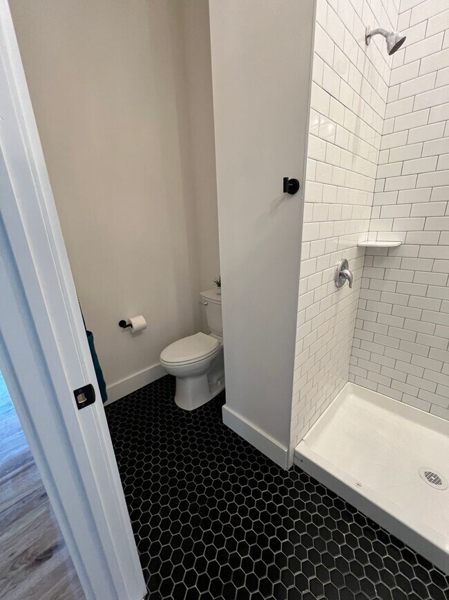 Building Photo - 106 E Broad St