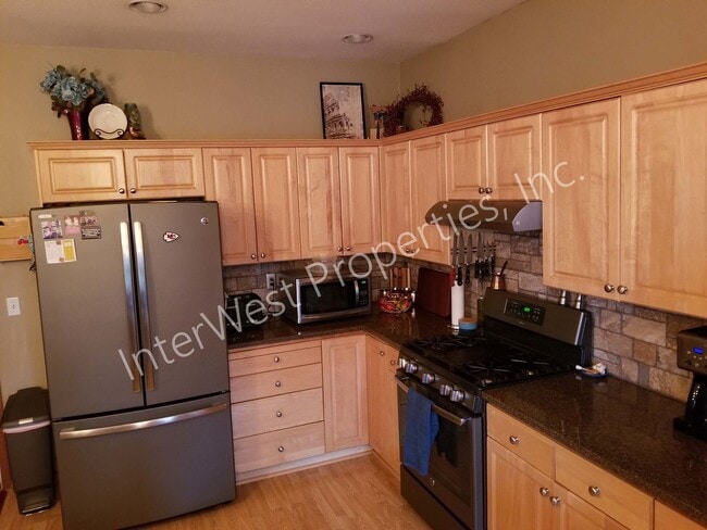 Building Photo - Large 3 Bed 2.5Ba Vancouver Beauty W/ Gas Fireplace, Dog Run, Fenced Yard & So Much More!