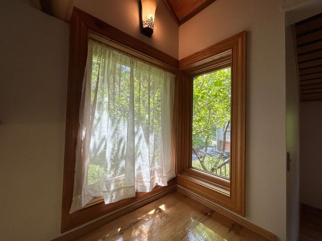 Building Photo - East AVL - Beautiful Zen Garden Apt with Sauna!