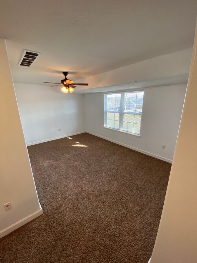 Building Photo - Beautiful 4 Bedroom, 3 Bathroom Split Leve...