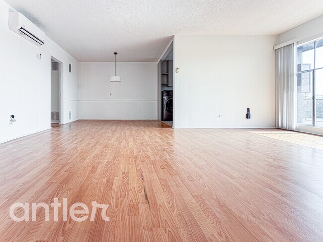 Building Photo - 7959 Romaine St