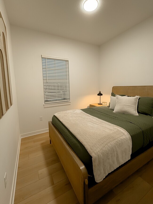 Building Photo - 1204 SW Franklin Dr