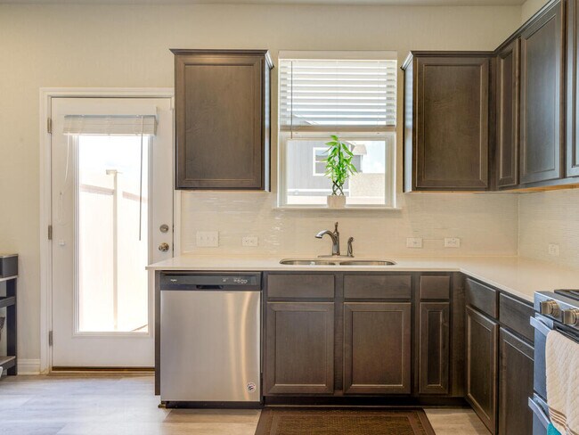Building Photo - 7700 Dylan Dr