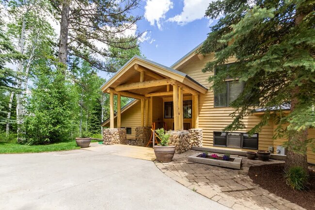 Building Photo - 7855 Pine Tree Rd