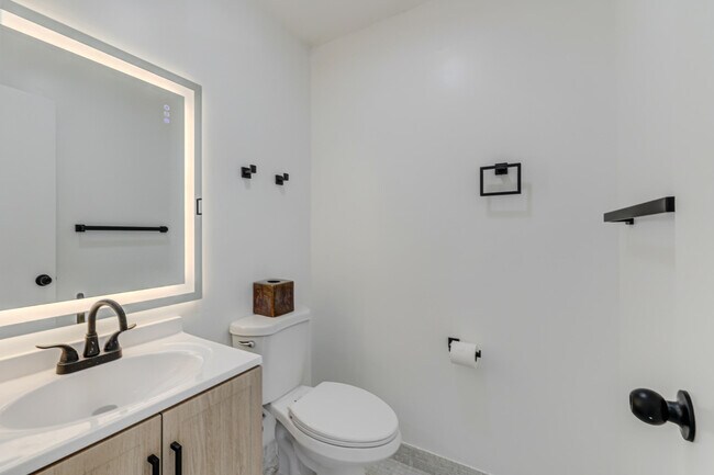 Building Photo - 560 Capri Ln