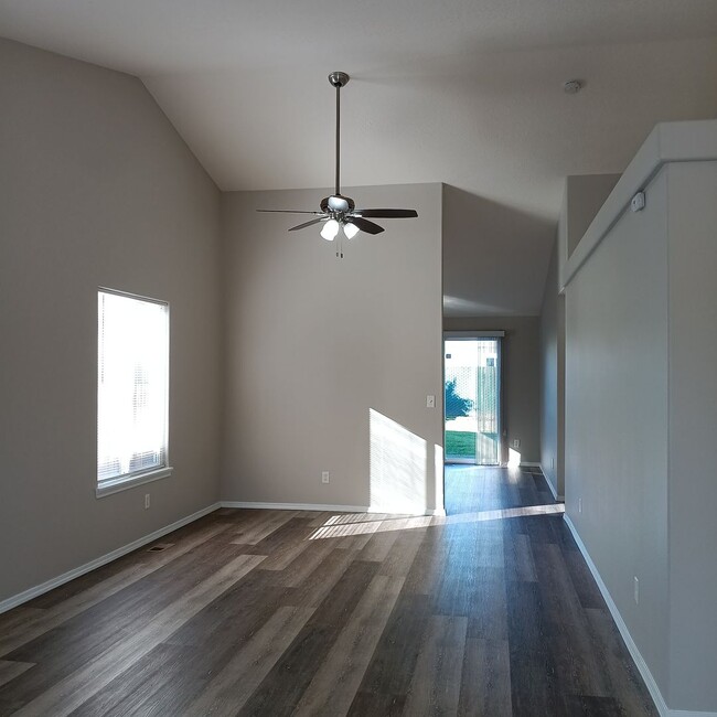 Building Photo - Relax and Enjoy Your Next Home in Monouth!