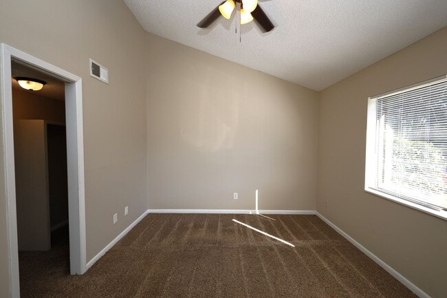 Building Photo - 1307 Baytree Dr