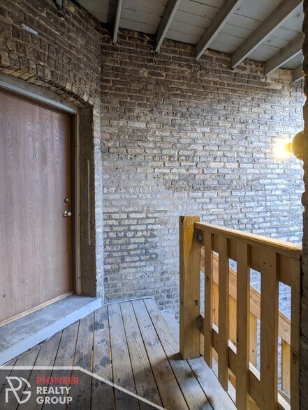Building Photo - 813 W Cornelia Ave