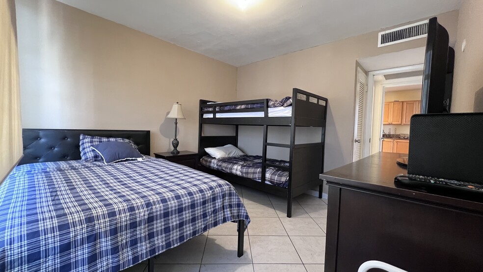 Building Photo - 5161 Collins Ave