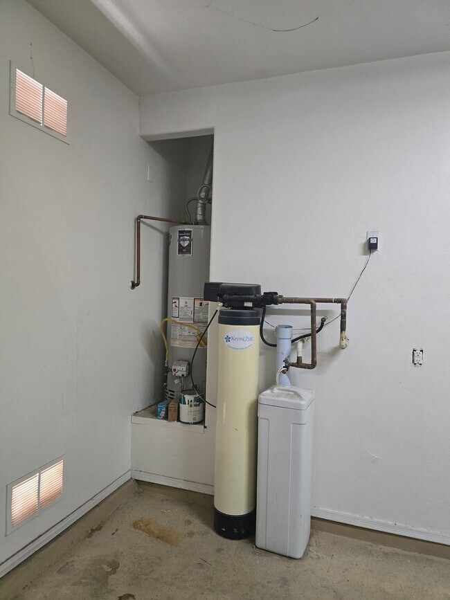Building Photo - Large 4 bedroom home with Den - Corner lot...