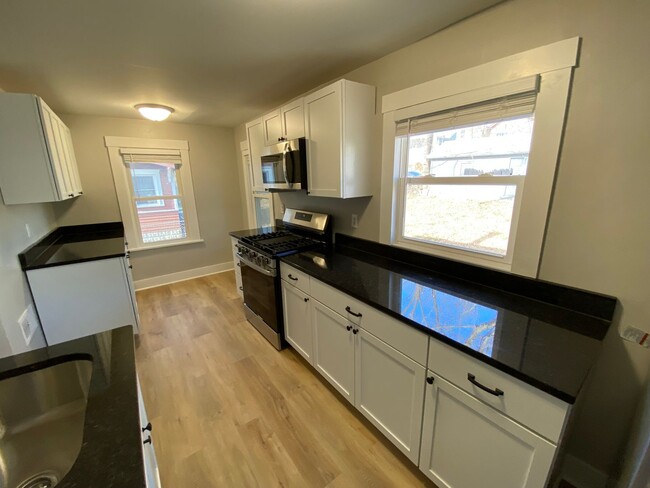 Building Photo - Fully Remodeled 3 Bedroom House!