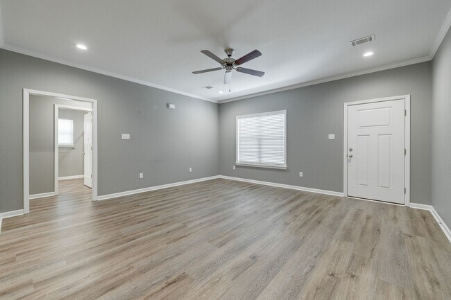 Building Photo - 2120 Shadow Falls Dr
