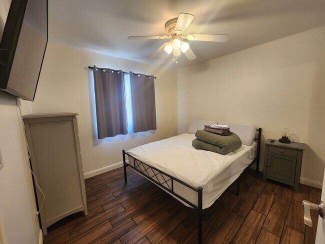 Building Photo - Fully Furnished 3 Bedroom Home w/ Covered ...