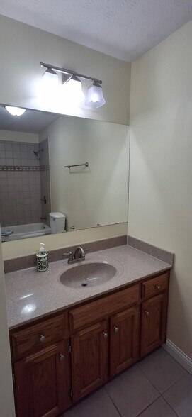 Building Photo - 209 Edgewood Dr