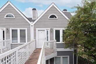 Building Photo - Updated Condo Steps from Vanderbilt with P...