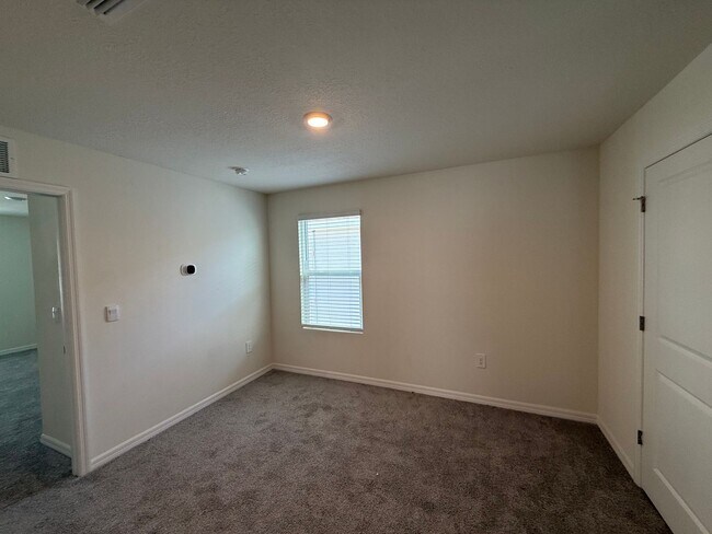 Building Photo - Spacious 4-Bedroom Modern Home in Oaks Preserve – Perfect Gainesville Location