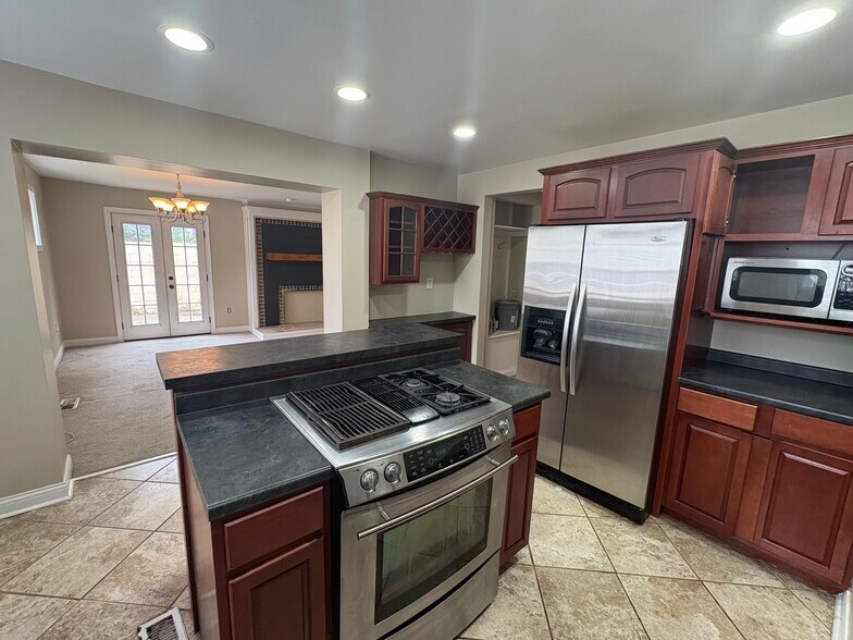 Kitchen - 1924 N Talbott St