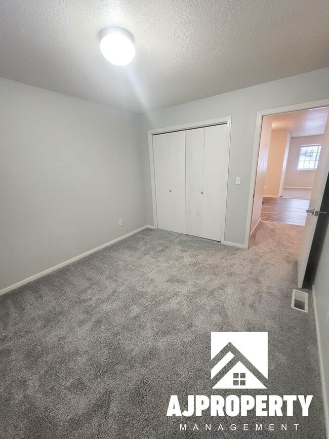 Building Photo - 4907 S Tennis Ln
