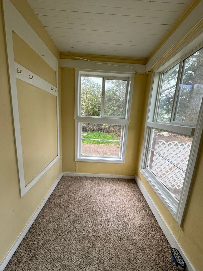 Building Photo - 3 bed 1 bath house with large yard/garden area