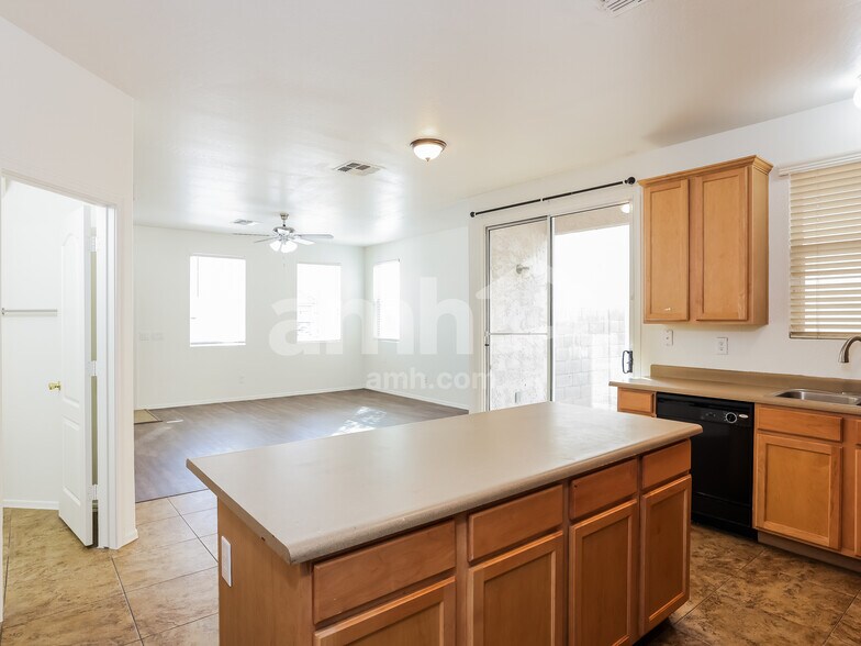 Building Photo - 10010 W Winslow Ave