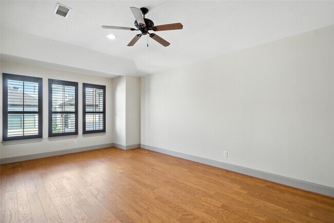 Building Photo - 2318 Camden Dr