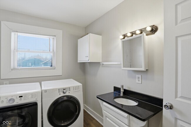 Building Photo - 512 N Beville Ave