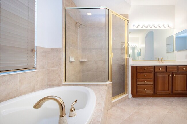 Building Photo - Luxurious Lakefront Living: Spacious 4-Bedroom Home with Pool and Guest Suite in Lakewood Ranch