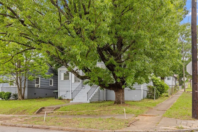 Building Photo - Newly Renovated 3 Bedroom 2 Bath Home Avai...