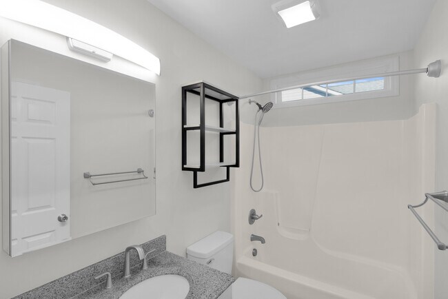 Building Photo - 204 Two Oaks Ct