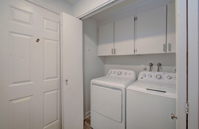 Building Photo - Cozy 2 bdrm 2 bath Condo - $500 OFF the 1st Months Rent!!