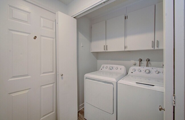 Building Photo - Cozy 2 bdrm 2 bath Condo - HALF OFF the 1s...