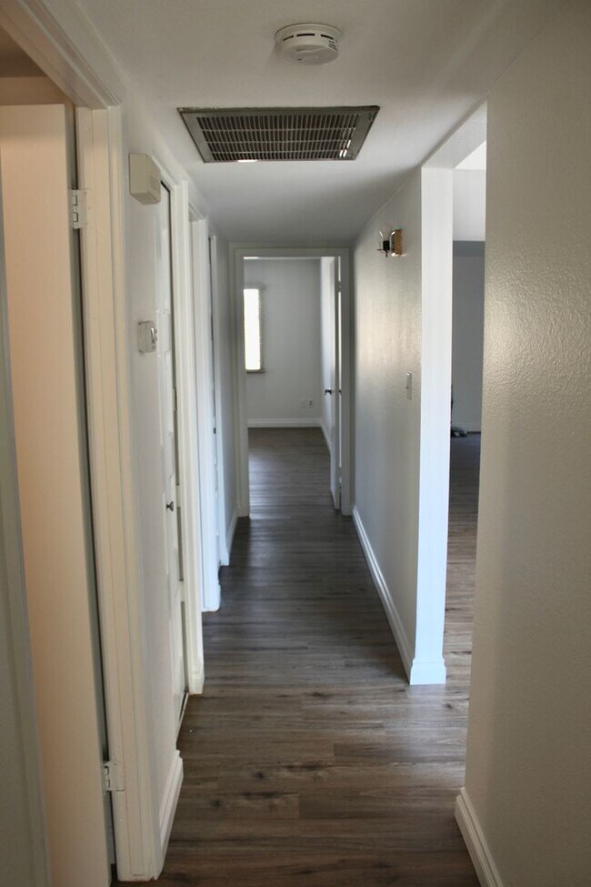 Building Photo - V094