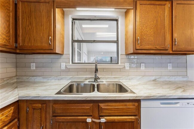 Building Photo - 153 Halleck Ln