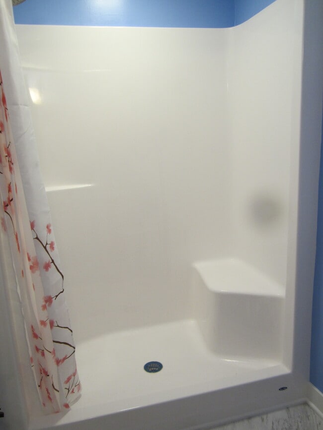 Shower seat - 3622 Humboldt Ave N