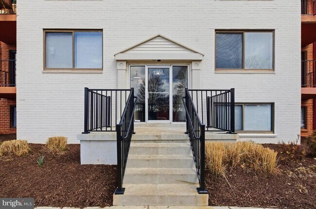 Building Photo - 125 Clubhouse Dr SW