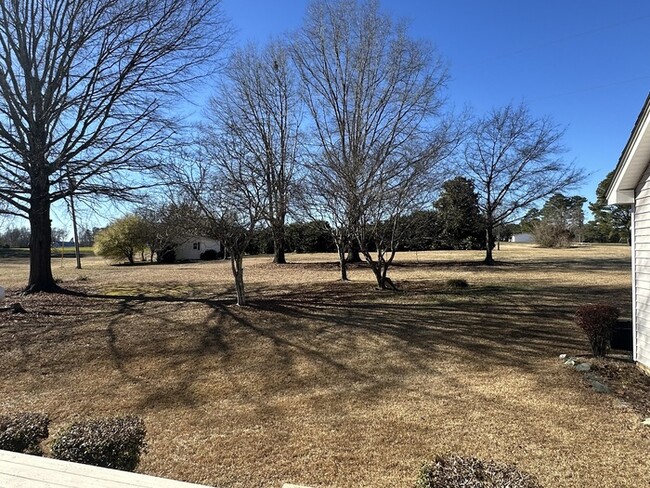 Building Photo - 3Bed 2Bath Ranch on 2.5 Acres and Oversize...