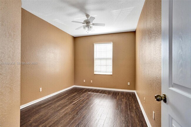 Building Photo - 2057 SE Avon Park Dr