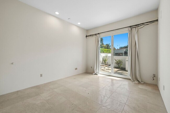 Building Photo - Gorgeous 3 Bed/3 Ba Home Tucked Away in th...