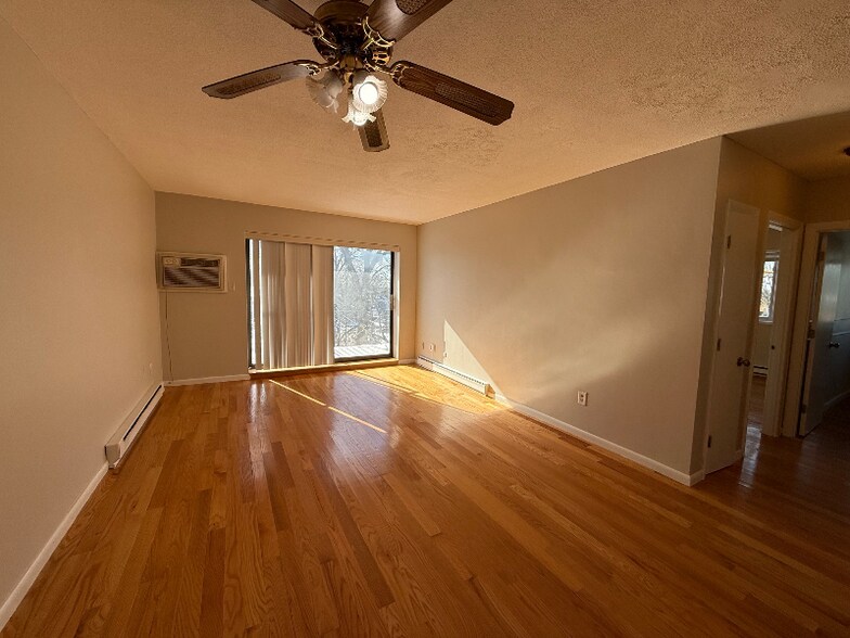 Building Photo - 44 Maple St